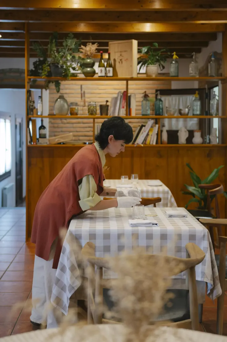 Lola colocando un vaso sobre la mesa