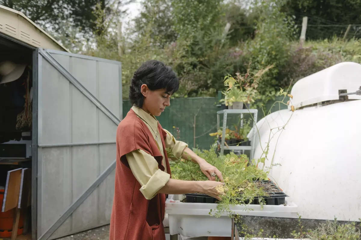 Lola trabajando en unas macetas en la huerta